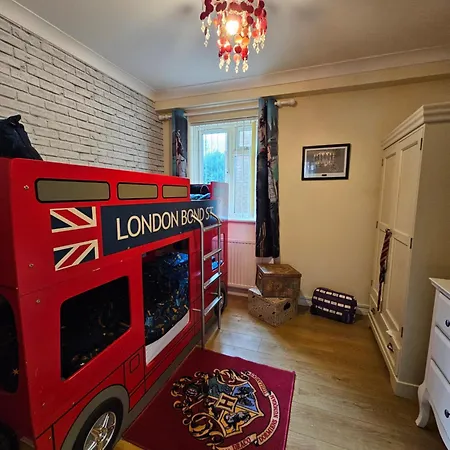 Harry Potter Hogwarts Apartment Watford  Exterior photo